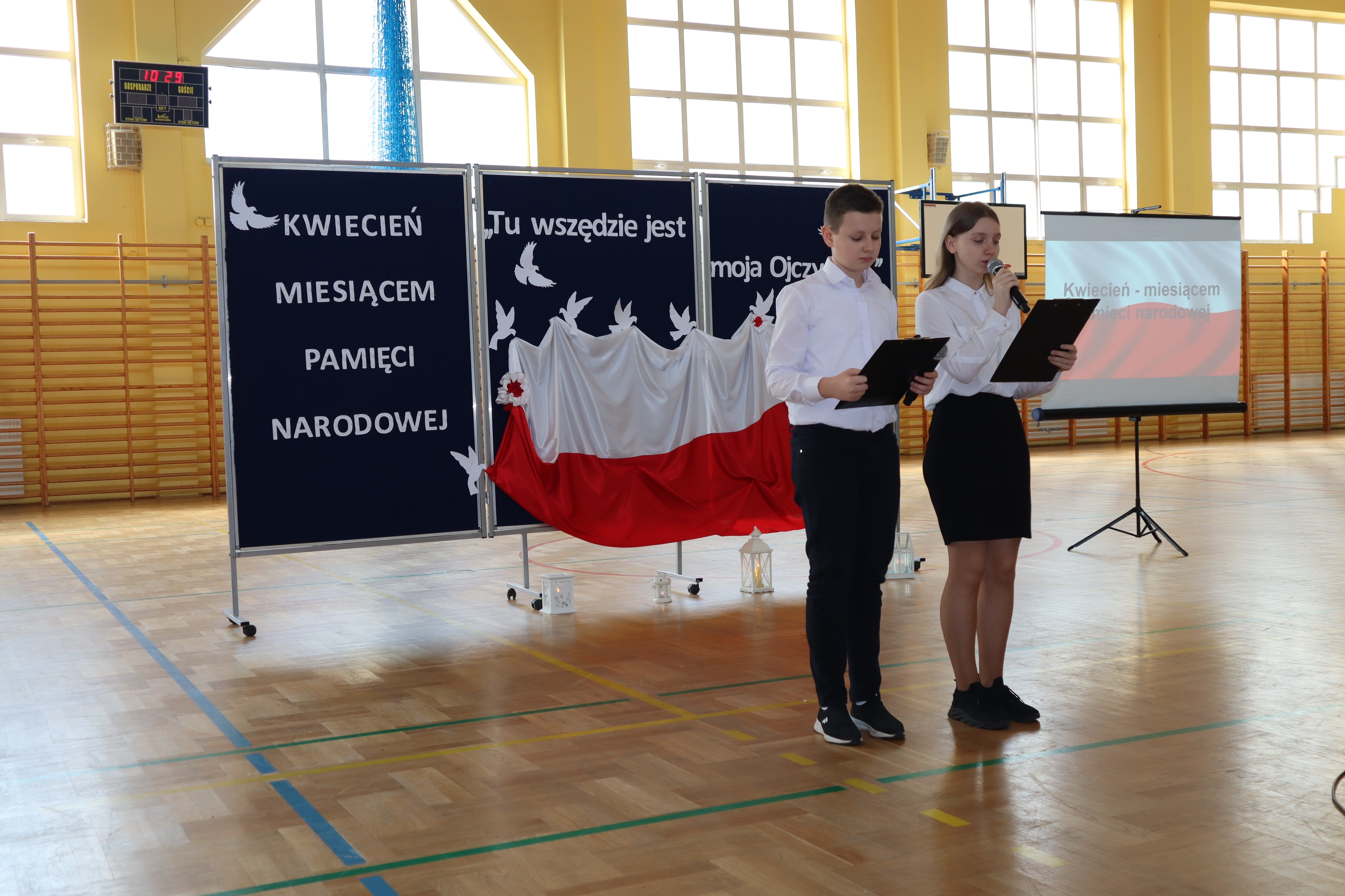 Akademię_prowadzili_Jakub_Part_z_kl-_VIIIa_oraz_Maria_Staniek_z_klasy_VIIIb-