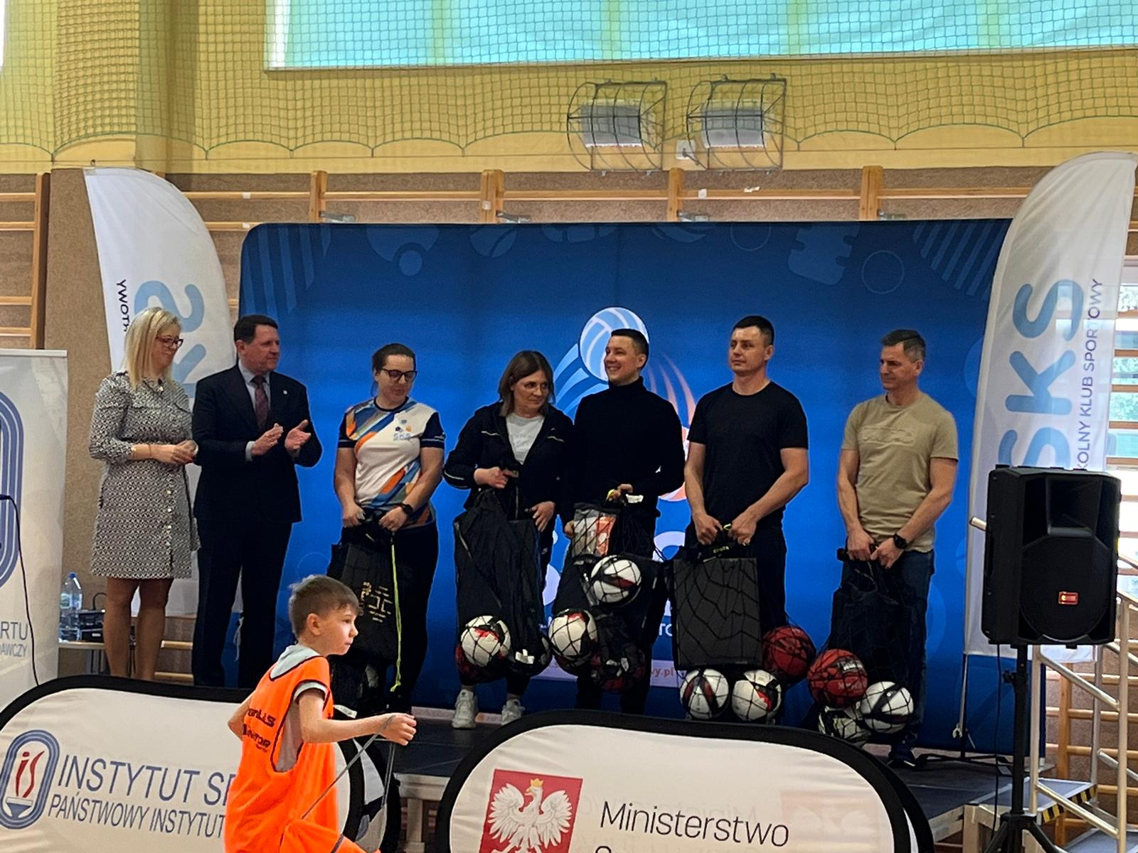 Opiekunowie_zajęć_SKS_z_zestawami_sportowymi_dla_swoich_podopiecznych