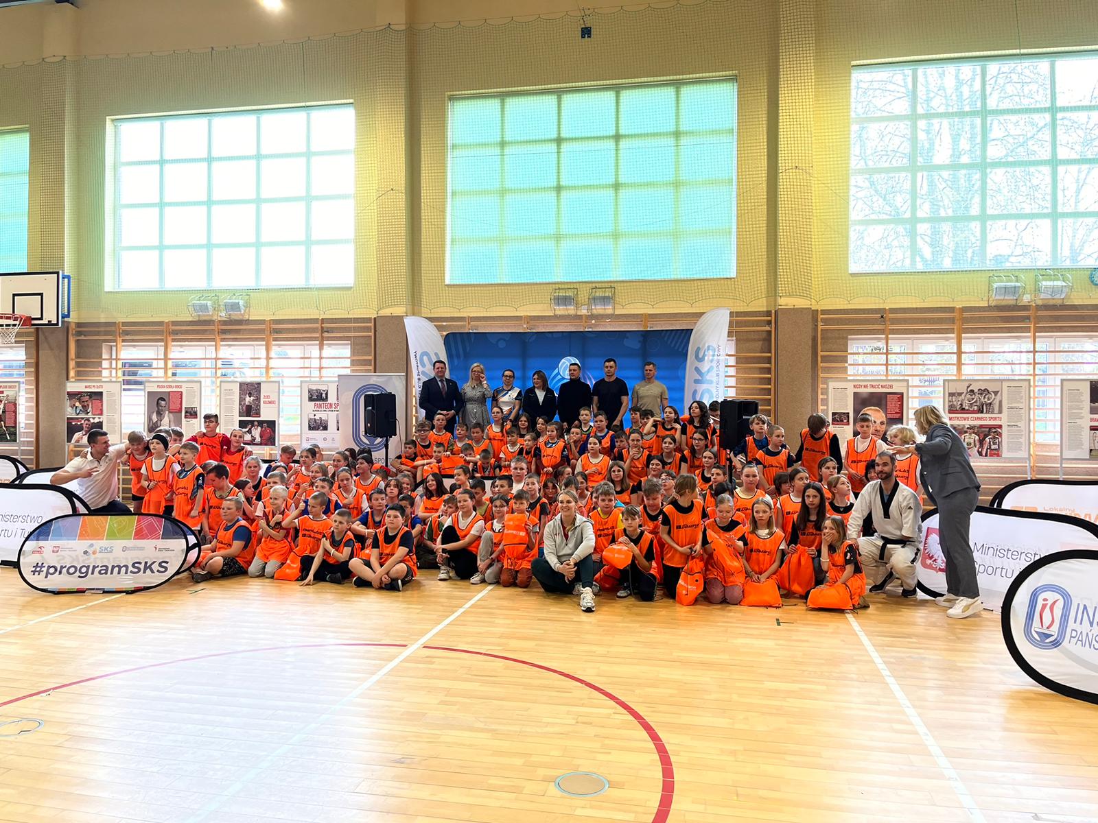 Spotkanie_z_Gwiazdami_Sportu_w_Goworowie_-_pamiątkowe_zdjecie_wszystkich_uczestnik&oacute;w