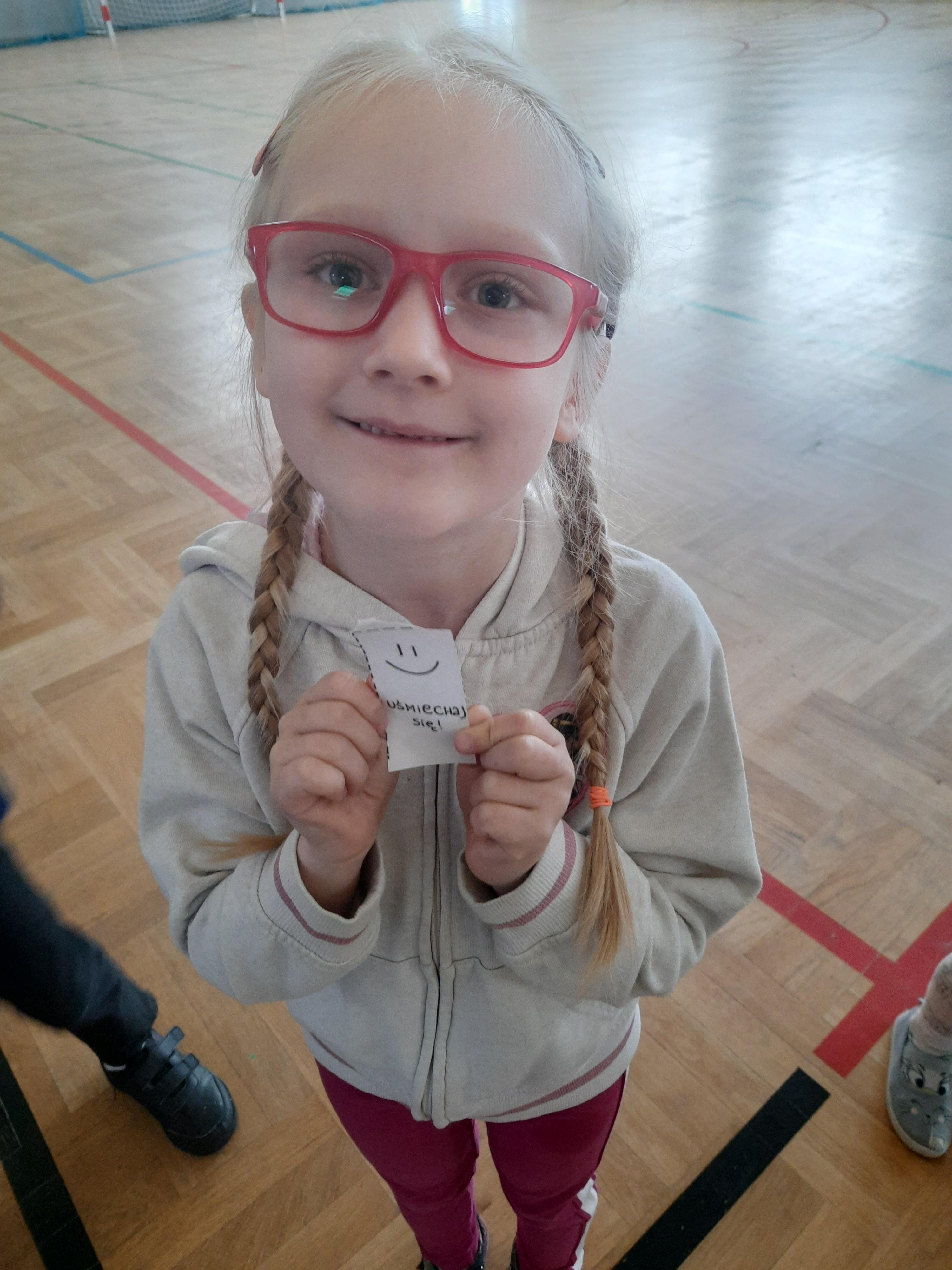 Uczennica_kl-_Ib_uśmiecha_się,_zgodnie_z_wylosowanym_zadaniem-