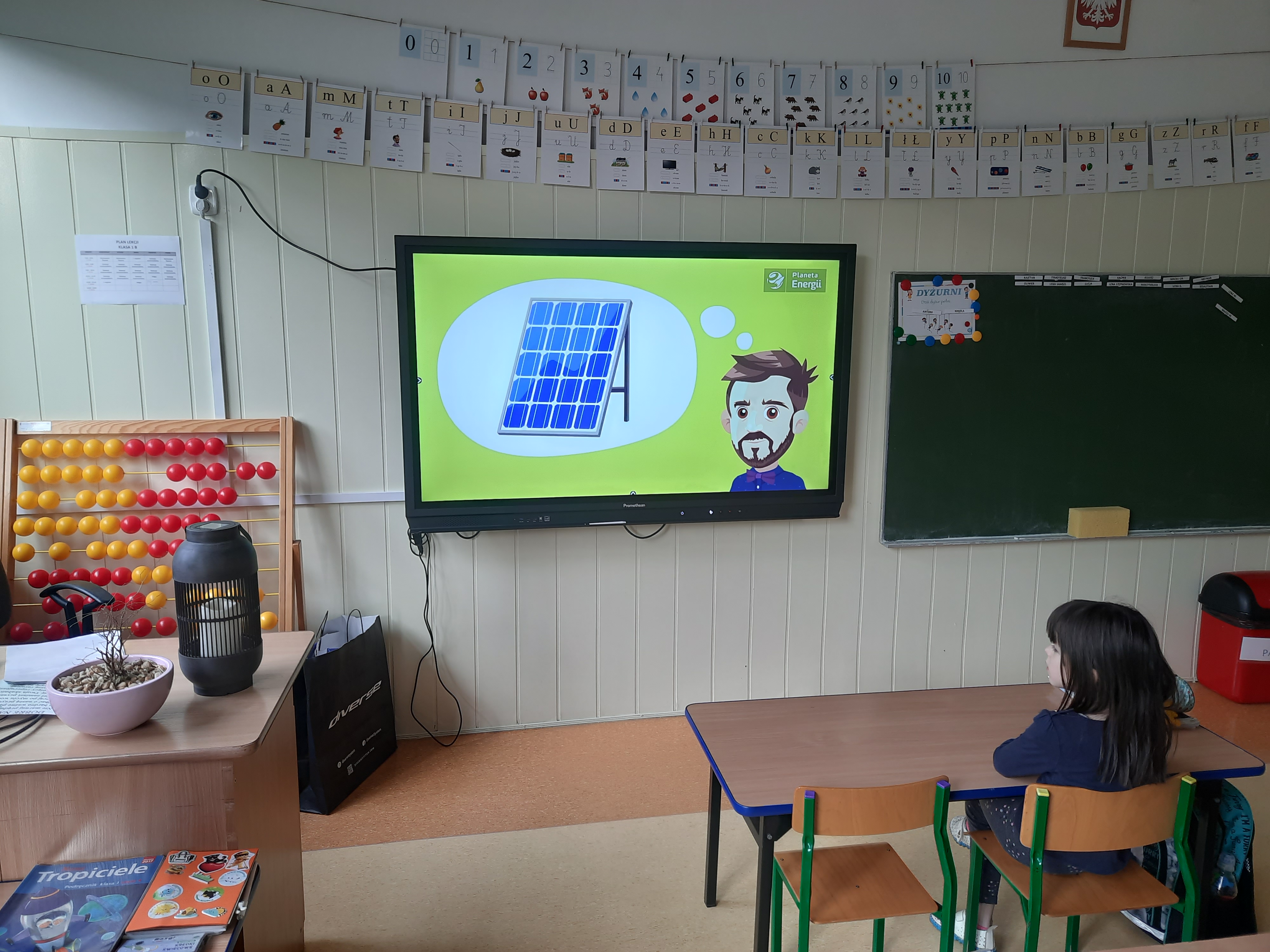 Pierwszoklasiści_oglądają_prezentację_nt-_odnawialnych_źr&oacute;deł_energii-