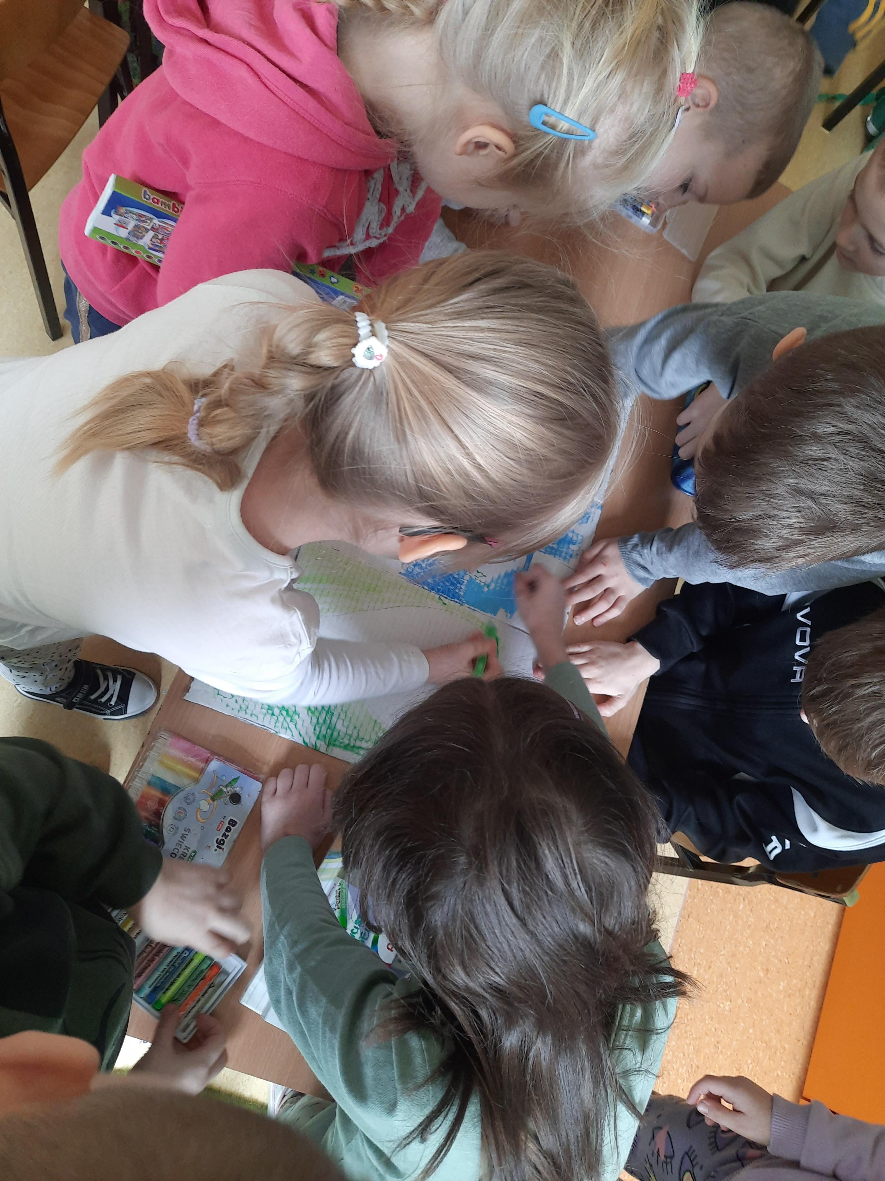 Praca_zespołowa_uczni&oacute;w_kl-_I_-_wykonywanie_plakatu_nt-_oszczędzania_energii-