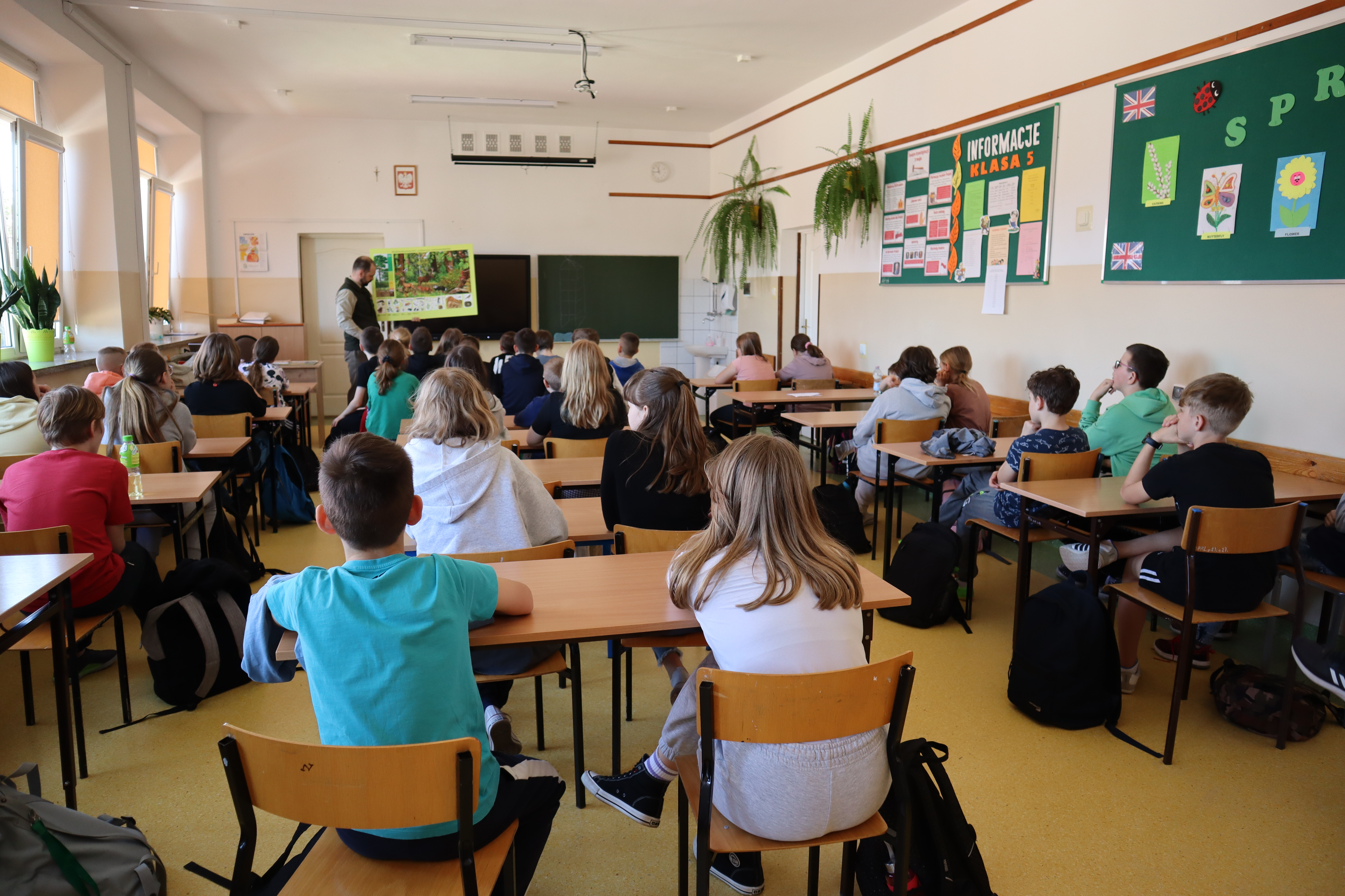 Uczniowie_kl-_IV_i_V_na_spotkaniu_z_leśniczym-
