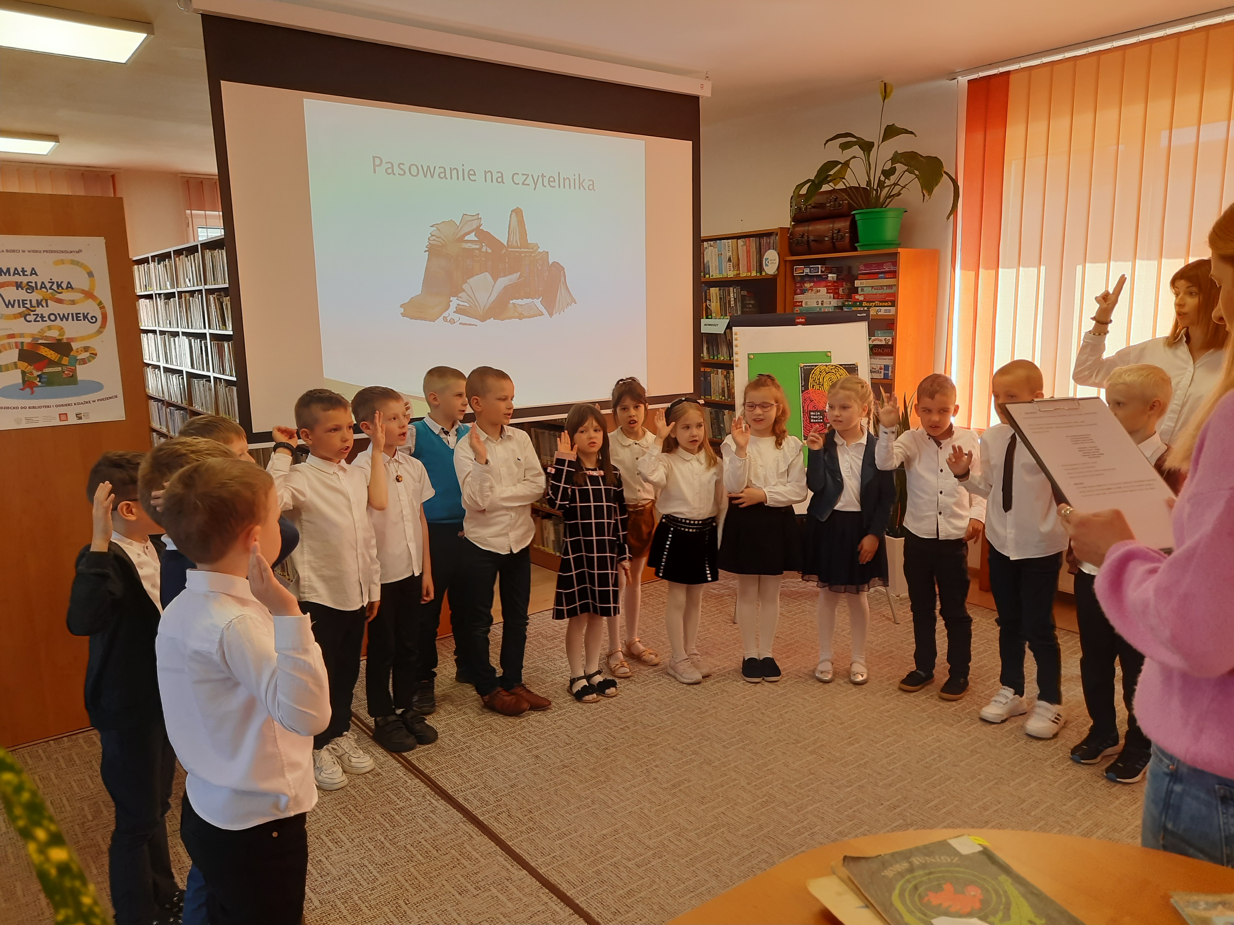 Uczniowie_klasy_Ib_podczas_składania_ślubowania_-_pasowanie_na_czytelnika-