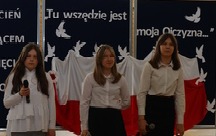 Uczennice klasy V podczas występu - Kornelia Żebrowska, Nikola Waśkiewicz, Alicja Prusaczyk.