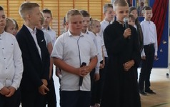 Śpiewa Jakub Aptacy, kt&oacute;ry podczas akademii wcielił się w rolę Kardynała.
