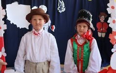 Henio i Emilka w fotobudce.