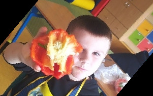 Mateusz Majk kroi paprykę.