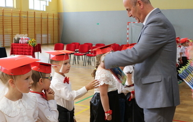 Wręczanie nagr&oacute;d przez w&oacute;jta gminy