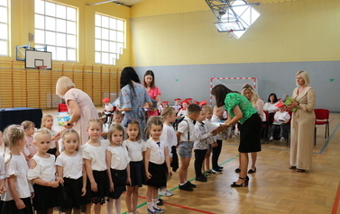 Wręczanie nagr&oacute;d młodszym przedszkolakom