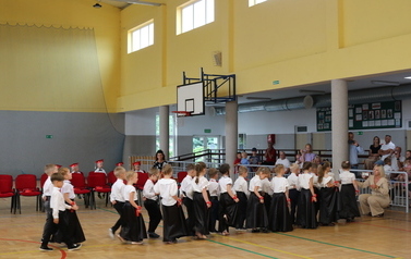 Grupa biedronki tańczy poloneza