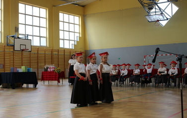 Dziewczynki z grupy biedronki witają gości