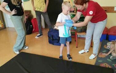 Nauka prawidłowego zakładania rękawiczek ochronnych.