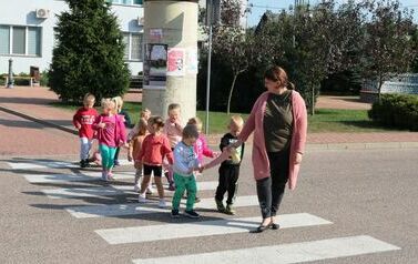 Wycieczka na pobliskie skrzyżowanie. 3-latki poznają zasady ruchu drogowego 2