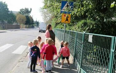 Wycieczka na pobliskie skrzyżowanie. 3-latki poznają zasady ruchu drogowego 4