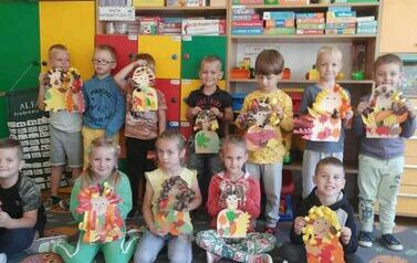 Zer&oacute;wkowicze prezentują prace plastyczne
