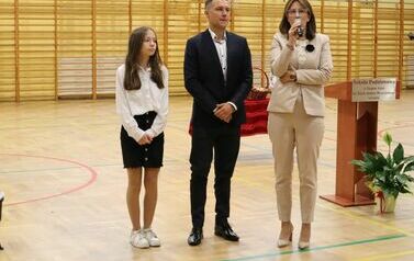 Przewodnicząca i Opiekun Samorządu Uczniowskiego oraz Dyrektor Marta Trzcińska