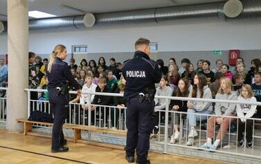 Rozmowa policjant&oacute;w z uczniami klas 4-8