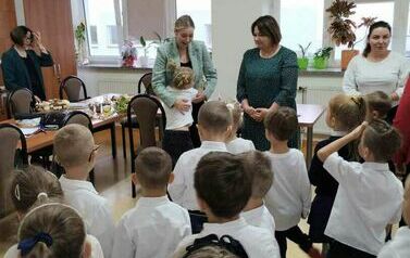 Zer&oacute;wkowicze z grupy 0 a i 0 b z upominkami w pokoju nauczycielskim