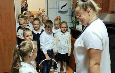 Zer&oacute;wkowicze z grupy 0 a i 0 b z upominkami u Pań z sekretariatu (2)
