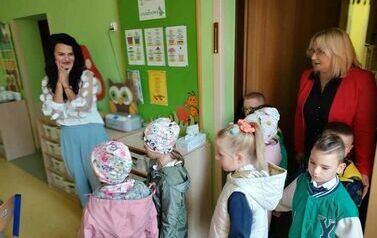 Zer&oacute;wkowicze z grupy 0 a i 0 b z upominkami u Pań z grupy ,,Mr&oacute;wki_