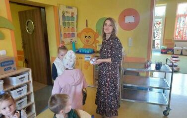 Zer&oacute;wkowicze z grupy 0 a i 0 b z upominkami u Pań z grupy ,,Biedronki_