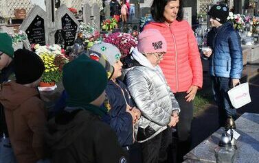 Uczniowie klasy IIa wraz z wychowawczynią nad grobem