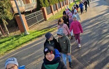 Uczniowie klasy I udający się na cmentarz parfialny
