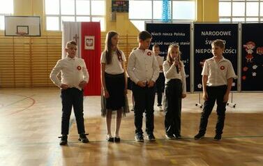 Igor, Martyna, Dominik, Natalia, Rafał wsp&oacute;lnie recytują_