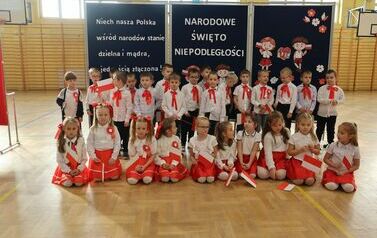 Grupa 0a i 0b na tle dekoracji_