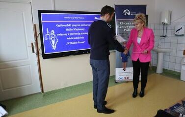 Pani wicedyrektor Marzena Pokora dziękuje pracownikom za wizyte za spotkanie z uczniami_