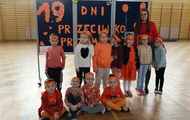 Dzieci z oddziału przedszkolnego wraz z wychowawcą Panią Katarzyną Prusik