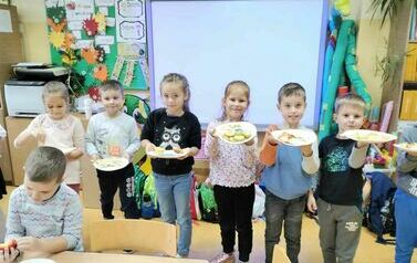 Zer&oacute;wkowicze prezentują sw&oacute;j zdrowy talerz