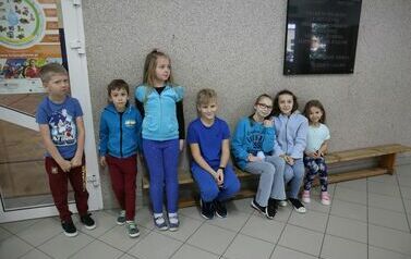 Uczniowie klasy 3 ubrani na niebiesko
