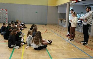 Zawodnicy Volley Ostrołęka z uczniami