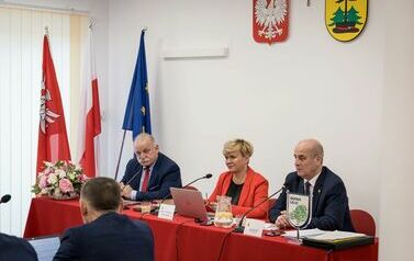 Od lewej - Wiceprzewodniczący Rady Gminy, Przewodnicząca Rady Gminy i W&oacute;jt Gminy Lelis