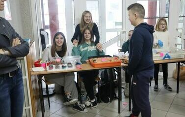 Szkolni Wolontariuswze w trakcie kiermaszu