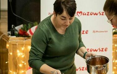 Pani Małgosia rolewa gorący, pachnący piernikami wosk.