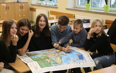 Uczniowie klasy 7 i 8 pracują  mapą Europy_
