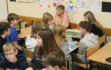 Uczniowie klasy 6 pracują z mapą_
