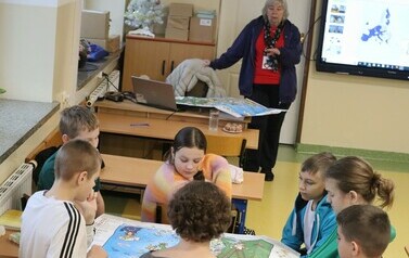 Uczniowie klasy 6 na sptkaniu z Panią  Aleksaandrą Nowak -konsultantką ds. europejskich Europe Direct w Ostrołęce.