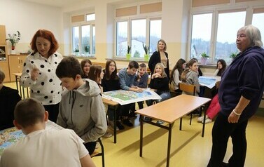 Klasa 7 w trakcie pracy z mapą Europy_