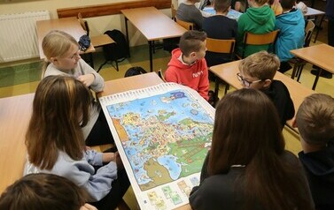 Klasa 6 w trakcie pracy z mapą Europy_