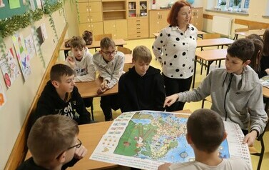 Jakub,Karol, Szymon, Błażej pracują z mapą_