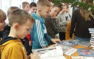 Uczniowie klasy IV przeglądają wartościowe pozycje.