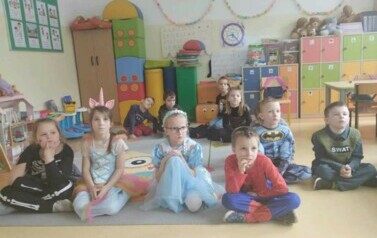 Grupa 0b podczas prezentacji pt Bezpieczne ferie zimowe