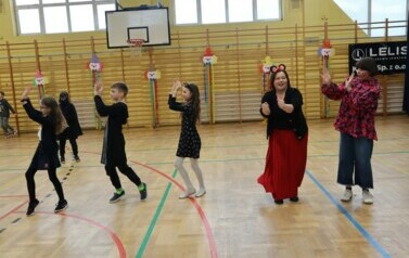Pani Małgorzata Madrak w trakcie zabwy z uczniami 