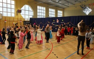 Pani Katarzyna Prusik z uczniami(1)