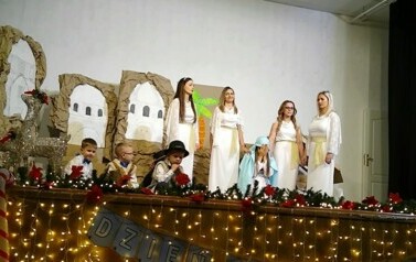 Scena Zwiastowania Maryi w wykonaniu rodzic&oacute;w.