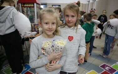 Uczennice z popcornem